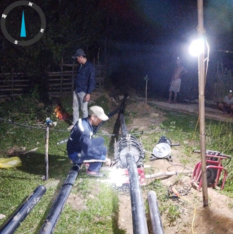 Xuyên đêm thi công lắp đặt đường ống nước cho công trình cấp nước sinh hoạt tập trung cho người Đan Lai ở vùng lõi VQG Pù Mát
