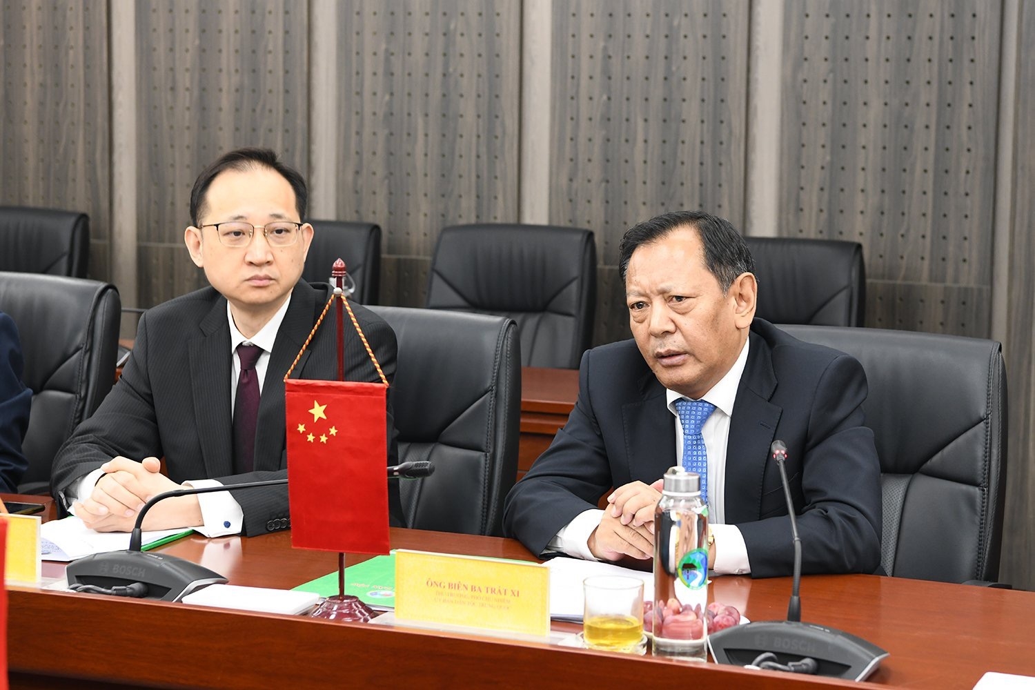 Phó Chủ nhiệm UBDT Nhà nước nước Cộng hòa Nhân dân Trung Hoa Biên Ba Trát Xi nhấn mạnh, Việt Nam - Trung Quốc có nhiều nét tương đồng về vùng đồng bào DTTS và công tác dân tộc