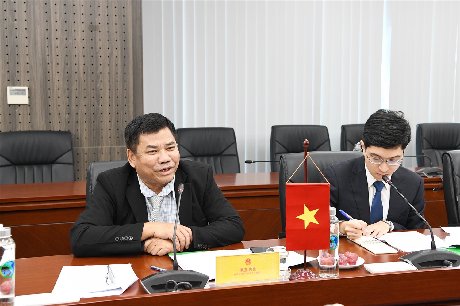 Thứ trưởng, Phó Chủ nhiệm UBDT Việt Nam Y Thông bày tỏ tình cảm thân thiết, sự vui mừng được đón Đoàn tại UBDT Việt Nam