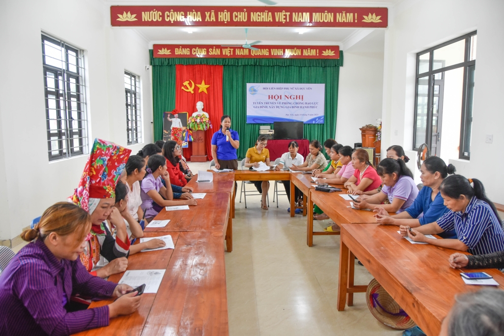 Một buổi sinh hoạt chuyên đề về phòng, chống bạo lực gia đình tại Chi hội Phụ nữ thôn Đông, xã Dực Yên, huyện Đầm Hà, tỉnh Quảng Ninh (Ảnh: Hoàng Giang).