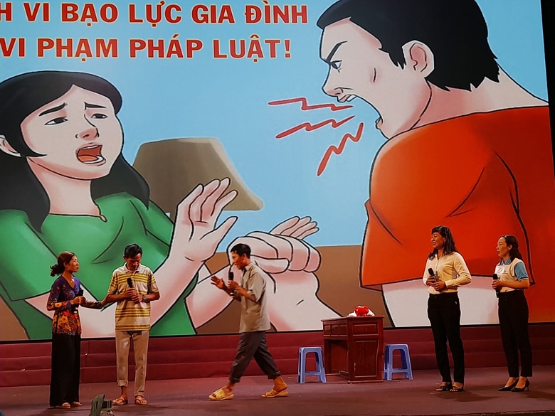 Một cảnh trong tiểu phẩm tuyên truyền về phòng chống bạo lực gia đình của phụ nữ tỉnh Sóc Trăng (Ảnh: CTV).