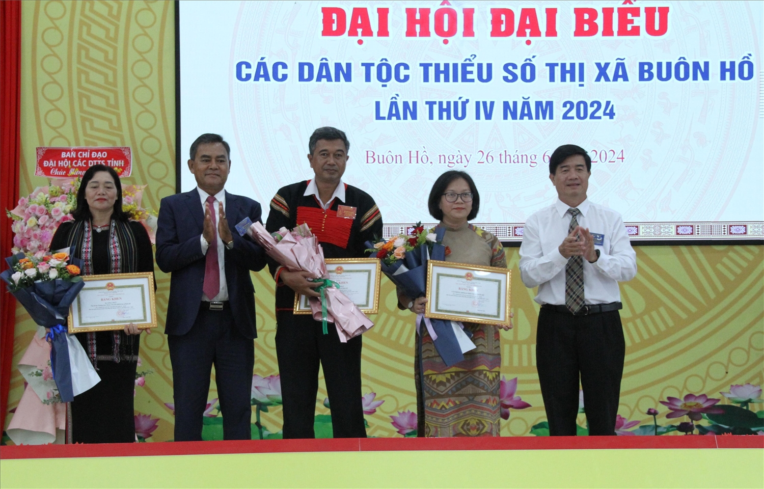 Phó chủ tịch UBND tỉnh Đắk Lắk Nguyễn Thiên Văn trao Bằng khen của UBND tỉnh cho các tập thể, cá nhân