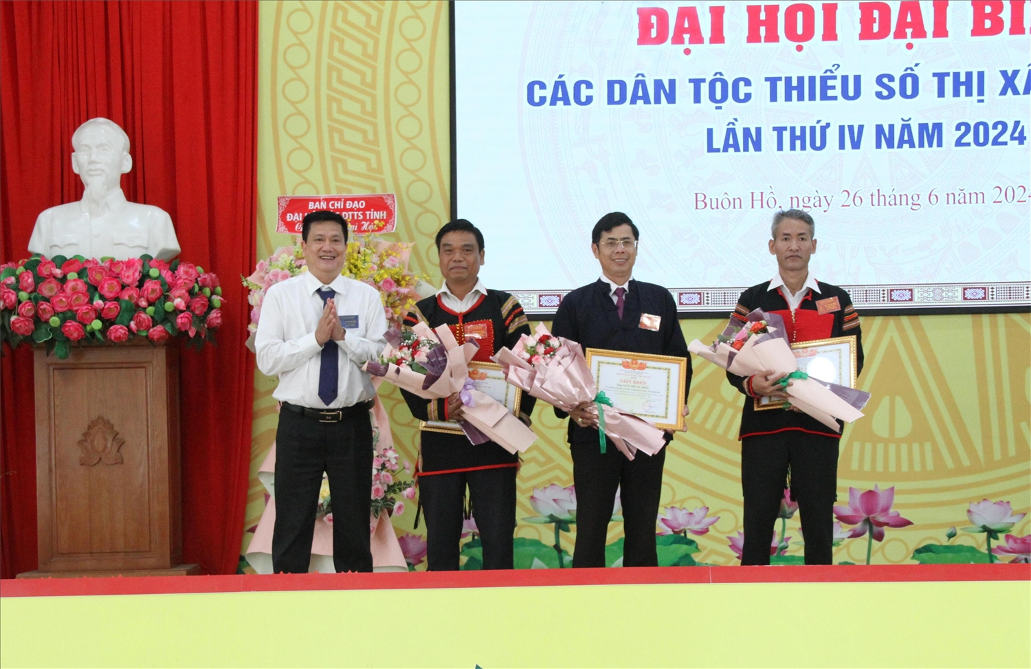 Phó trưởng Ban Dân tộc tỉnh Đắk Lắk Lê Ngọc Vinh trao giấy khen của Ban Dân tộc cho các tập thể các nhân