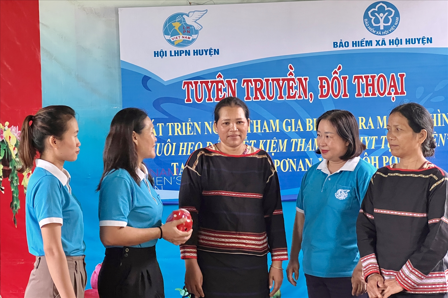 Mô hình nuôi heo đất tiết kiệm tham gia BHYT tự nguyện của Hội LHPN huyện Phú Thiện 