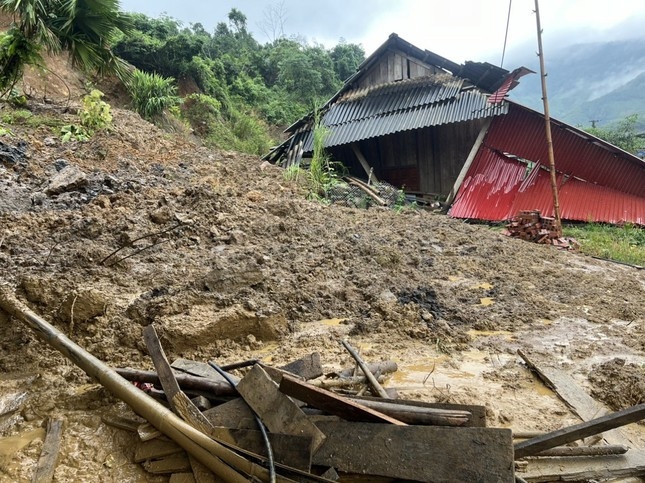 Mưa lớn kéo dài khiến 2 ngôi nhà tại huyện Văn Yên, tỉnh Yên Bái bị hư hỏng hoàn toàn.