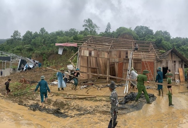 Lực lượng chức năng các địa phương khẩn trương hỗ trợ, giúp đỡ những hộ gia đình có nhà cửa bị hư hỏng do ảnh hưởng của mưa lũ