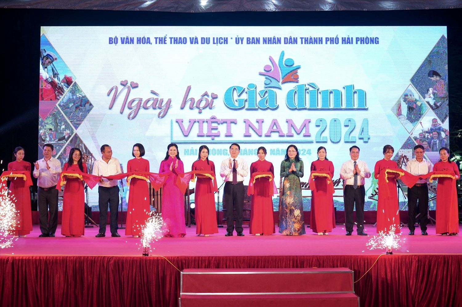Các đại biểu cắt băng khai mạc Ngày hội Gia đình Việt Nam năm 2024 (Ảnh: TT Thông tin, Triển lãm và Điện ảnh tp Hải Phòng)