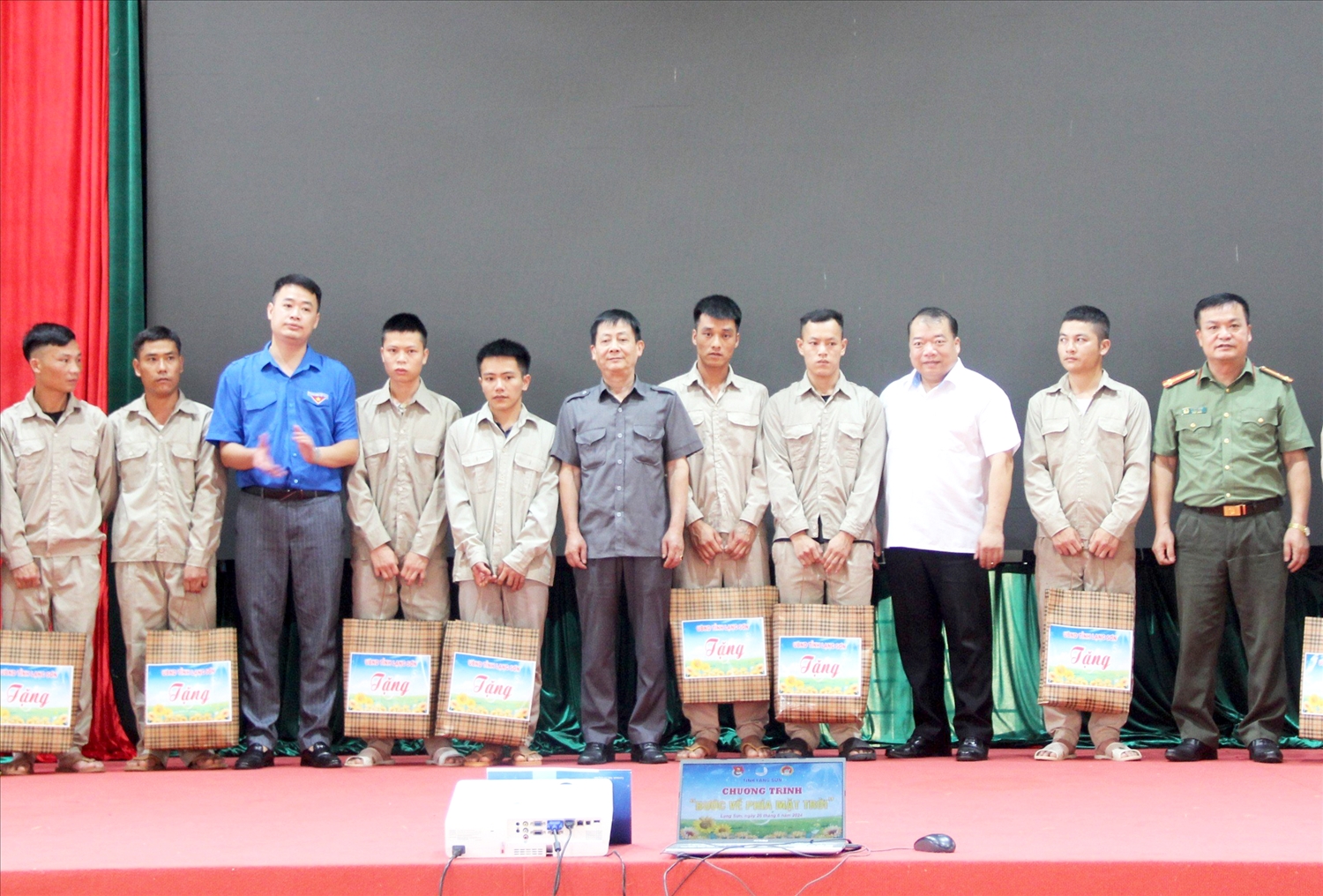 Đại diện Uỷ ban MTTQ tỉnh Lạng Sơn tặng quà cho học viên ưu tú có kết quả chấp hành tốt tại cơ sở cai nghiện ma túy