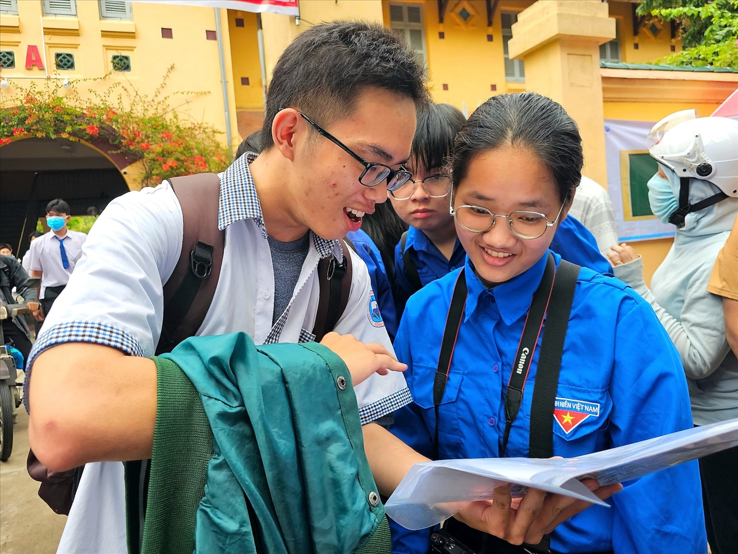 Các thí sinh tại điểm thi Trường THPT Châu Văn Liêm, quận Ninh Kiều, TP Cần Thơ phấn khởi khi có đề thi “ Trúng tủ”. Theo các em đề thi sáng nay vừa sức cho học sinh trung bình khá.
