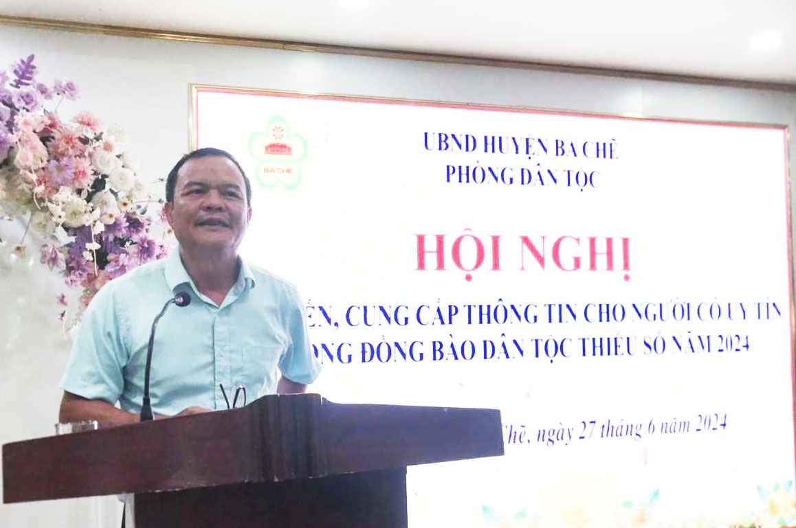 Trưởng phòng Dân tộc huyện Ba Chẽ Triệu Đức Phượng truyền đạt các nội dung tại hội nghị tập huấn