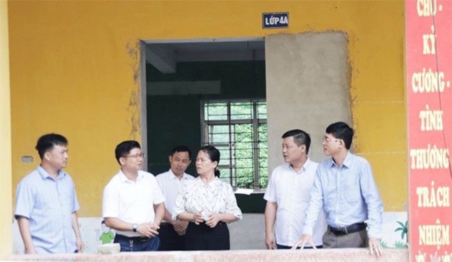 Đoàn công tác kiểm tra thực tế công trình trường học đang thi công trên địa bàn xã Tân Thành, huyện Bắc Sơn
