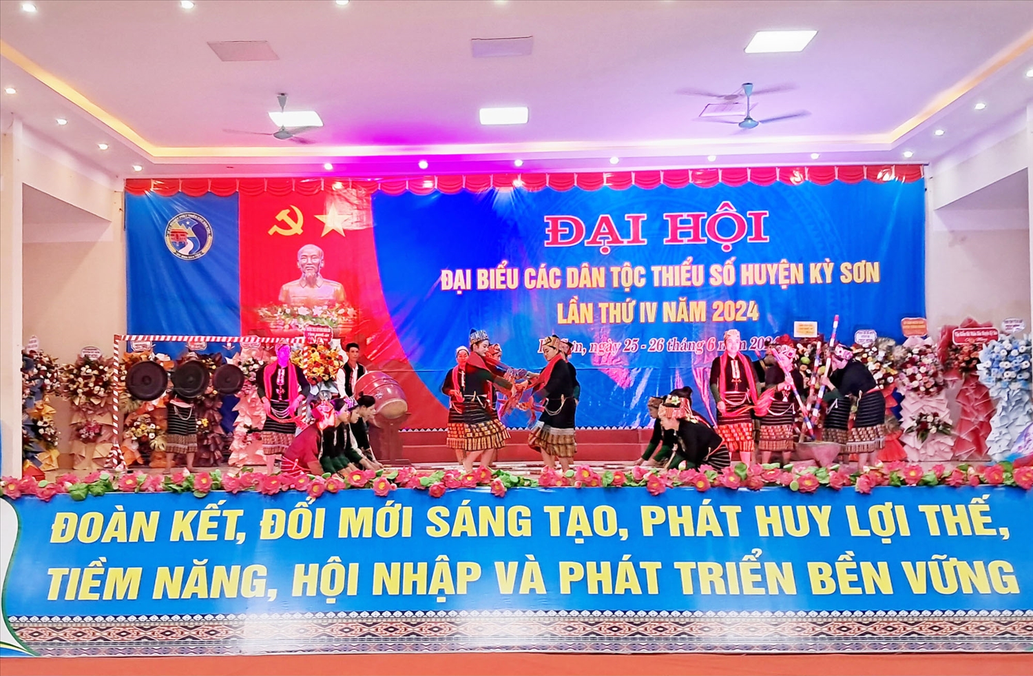 Tiết mục văn nghệ mang đậm bản sắc văn hóa các dân tộc huyện Kỳ Sơn tại Đại hội
