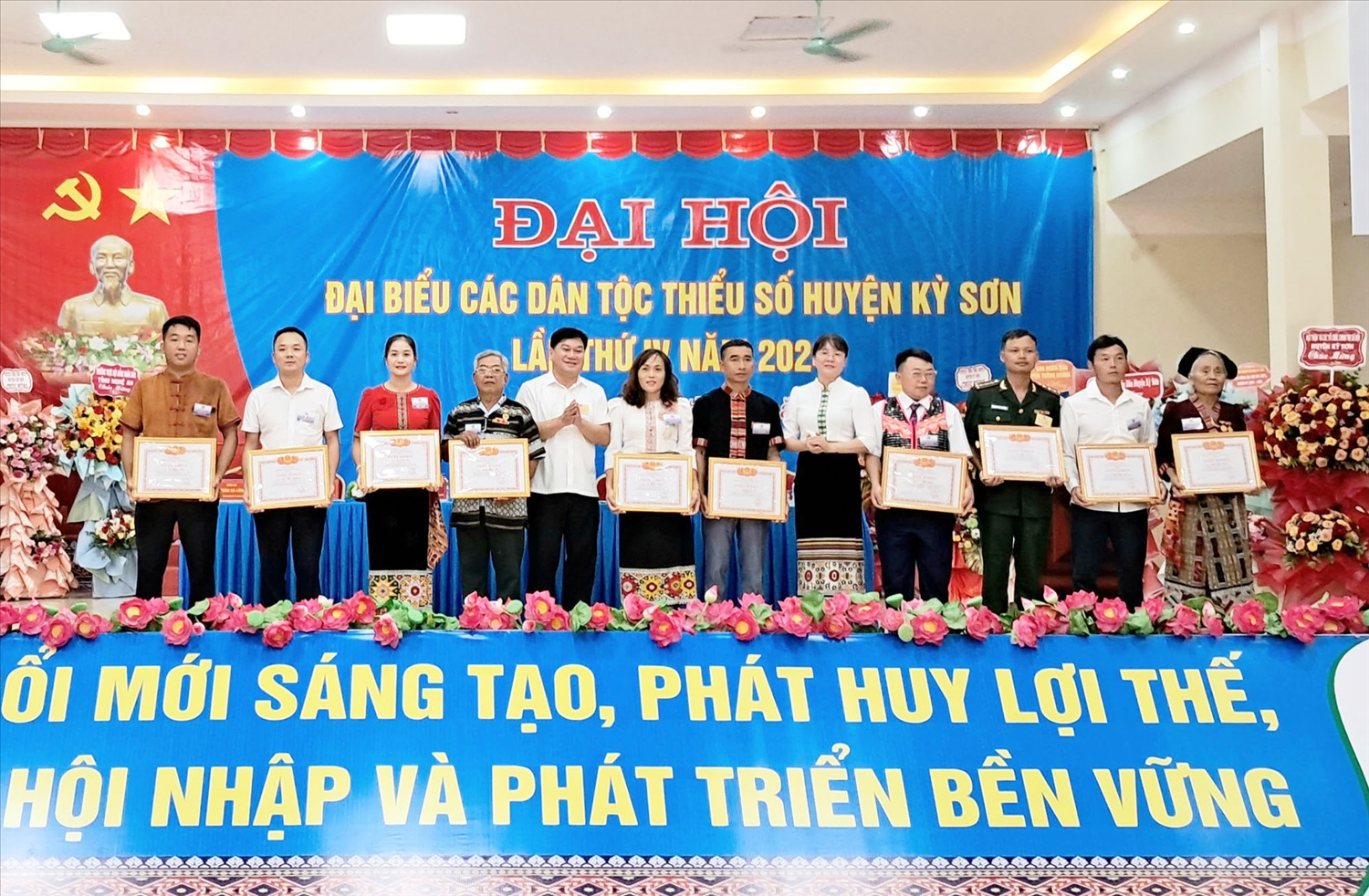 Ban Dân tộc tỉnh Nghệ An trao Giấy khen cho 10 tập thể đạt thành tích cao trong công tác dân tộc