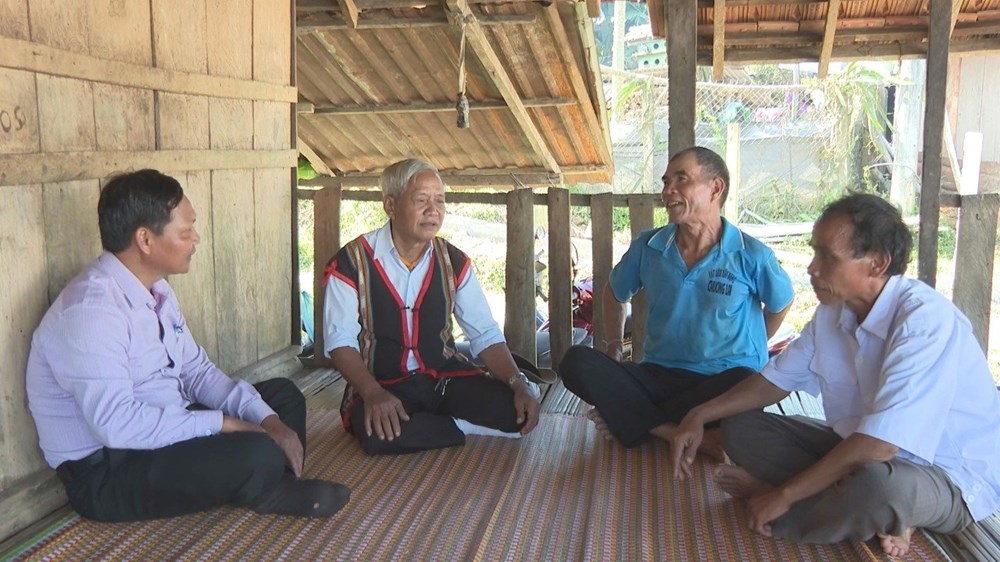Nghệ nhân Đinh Văn Dôn (thứ 2 bên trái qua) đang trò chuyện, chia sẻ về văn hóa của đồng bào Hrê