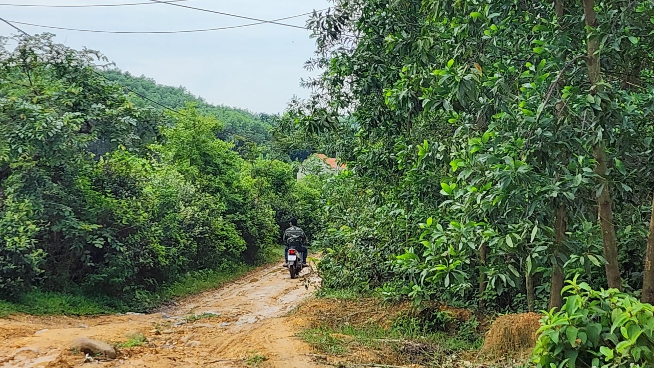 Mỗi trận mưa về, con đường đất lầy lội lại càng khiến cho việc đi lại của gần 20 hộ người Dao nơi đây thêm vất vả