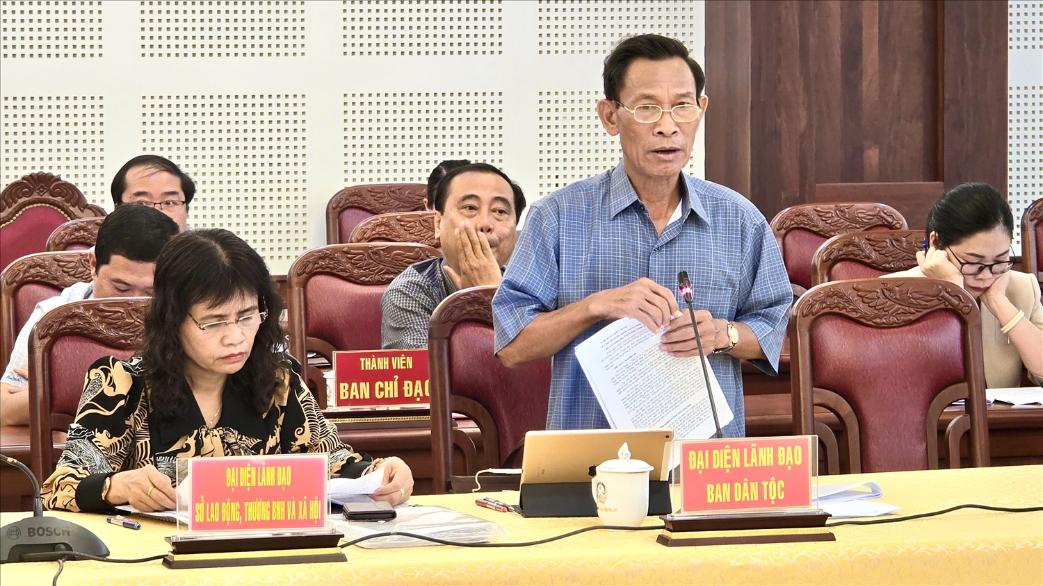 Trưởng Ban Dân tộc tỉnh Gia Lai Kpă Đô báo cáo về kết quả triển khai chương trình MTQG phát triển kinh tế - xã hội vùng đồng bào DTTS và miền núi 