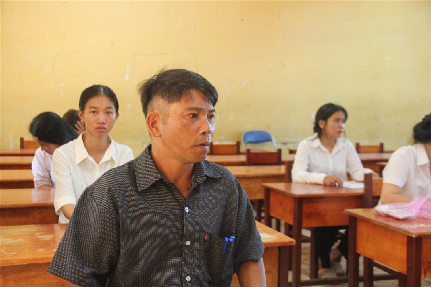 Thí sinh Rơ Châm Ui (47 tuổi, giáo viên Trường Tiểu học Bùi Thị Xuân, xã Ia O, huyện Ia Grai) tự tin tham gia Kỳ thi tốt nghiệp THPT năm 2024 