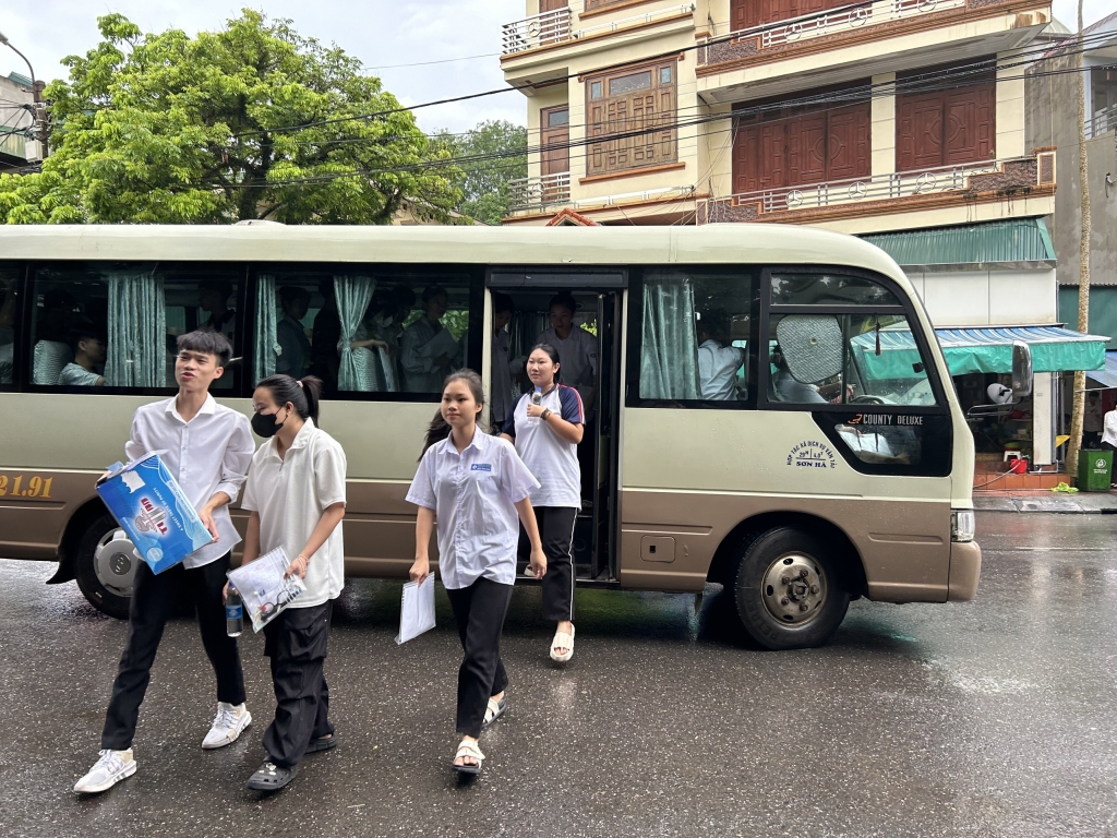 Huyện Tiên Yên bố trí xe đưa đón các thí sinh nhà xa điểm thi đến trường thi, đảm bảo không thí sinh nào không thể dự thi vì điều kiện thời tiết cực đoan