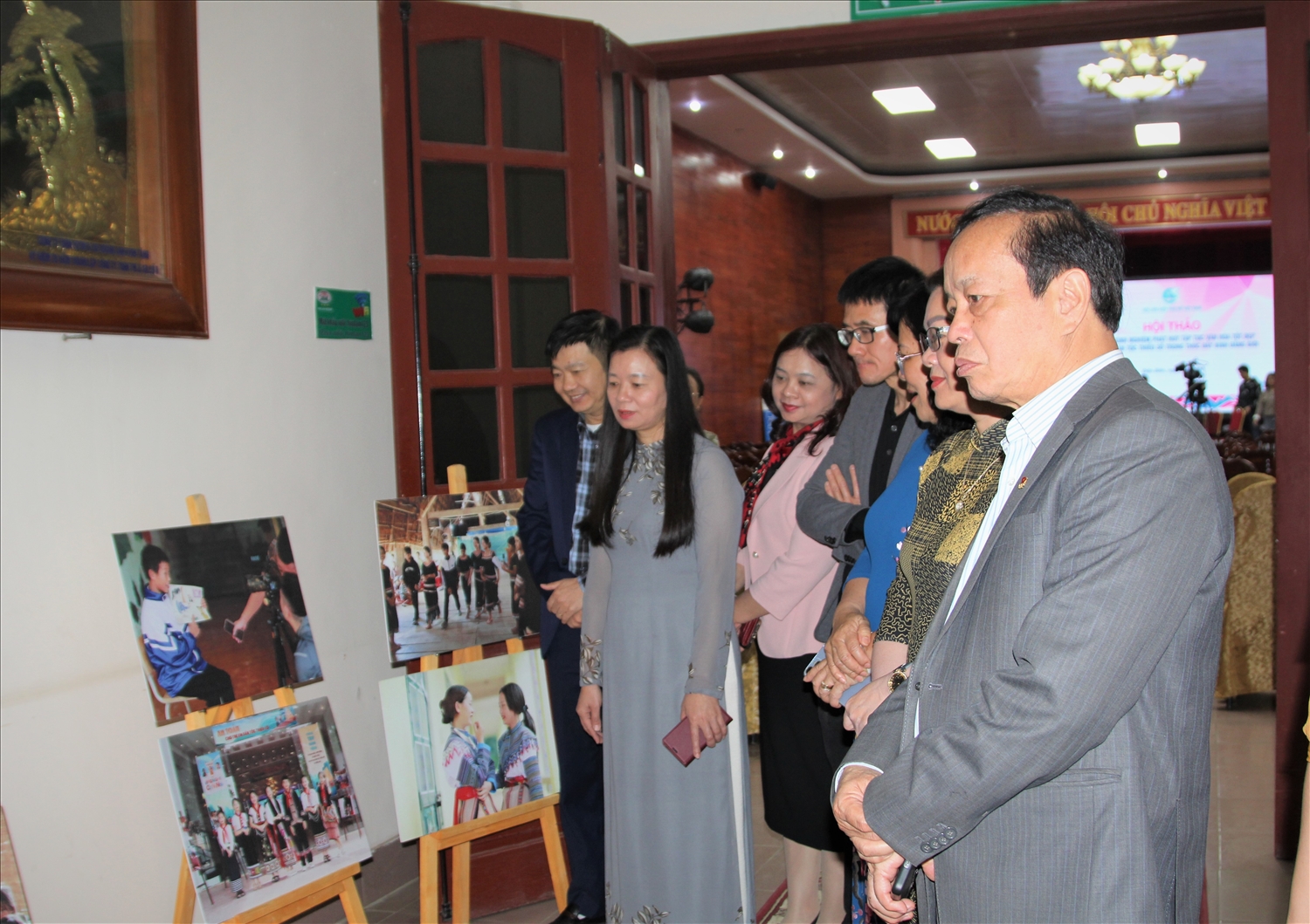 Bà Nguyễn Thị Thu Hiền, Phó Chủ tịch Hội LHPN Việt Nam (người mặc áo dài) trao đổi với các đại biểu về các mô hình thúc đẩy bình đẳng giới .