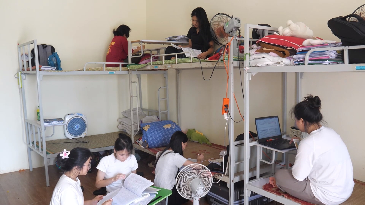 Các em học sinh Trường THPT Dân tộc nội trú tỉnh Lào Cai miệt mài ôn luyên cho kỳ thi tốt nghiệp