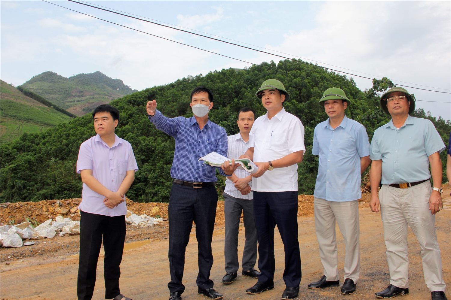 Phó Bí thư Huyện ủy, Chủ tịch UBND huyện Đồng Hỷ Vũ Quang Dũng (áo trắng ở giữa) kiểm tra tiến độ thực hiện các công trình, dự án trên địa bàn huyện (Ảnh TL)