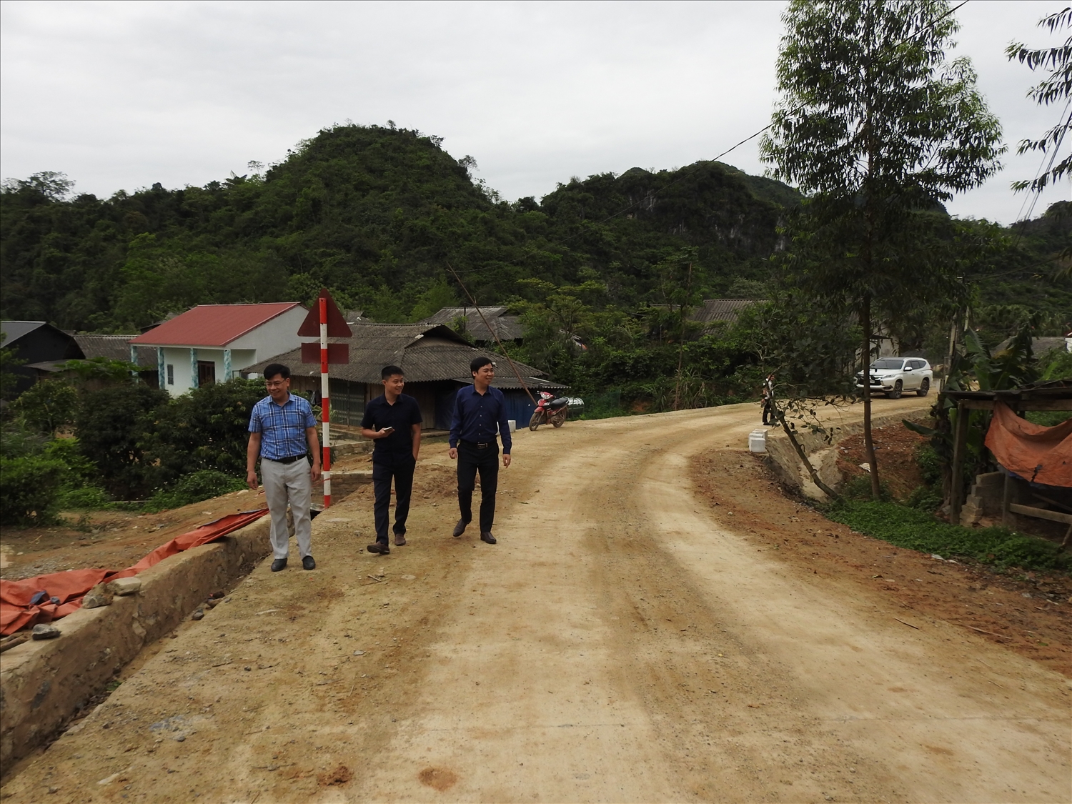 Cán bộ Ban Quản lý đầu tư xây dựng huyện Văn Lăng thường xuyên kiểm tra tiến độ, đảm bảo chất lượng các công trình, dự án trên địa bàn huyện (Trong ảnh, con đường mới xóm Bản Tèn)