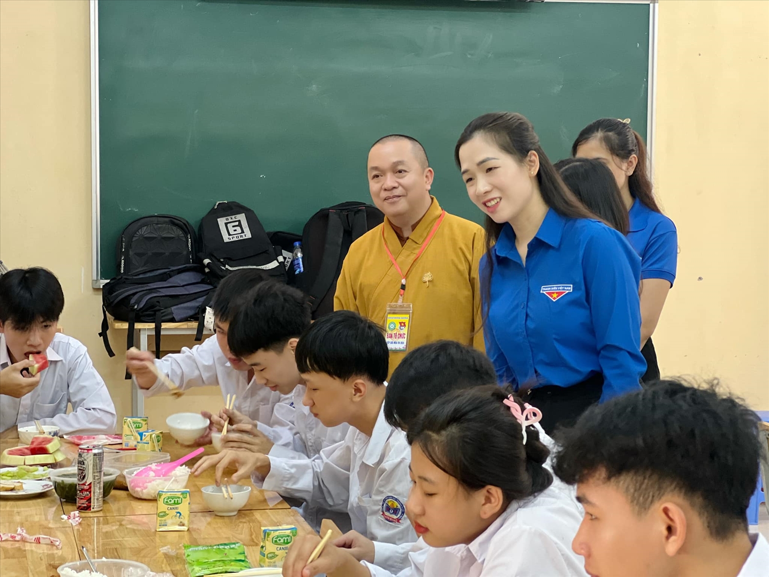 Tỉnh đoàn Tuyên Quang đã phối hợp với Ban Trị sự Giáo hội Phật giáo tỉnh chuẩn bị các “Suất cơm tình nguyện - Tiếp sức mùa thi” cho các thí sinh và tình nguyện viên (Ảnh: Tỉnh đoàn Tuyên Quang)