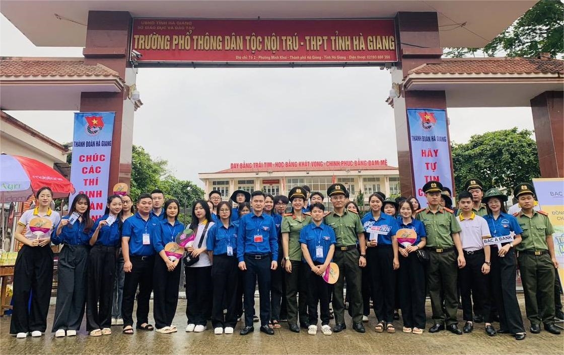 Đội hình tiếp sức mùa thi tại Trường Phổ thông dân tộc nội trú - THPT tỉnh Hà Giang (Ảnh: Tỉnh đoàn Hà Giang)