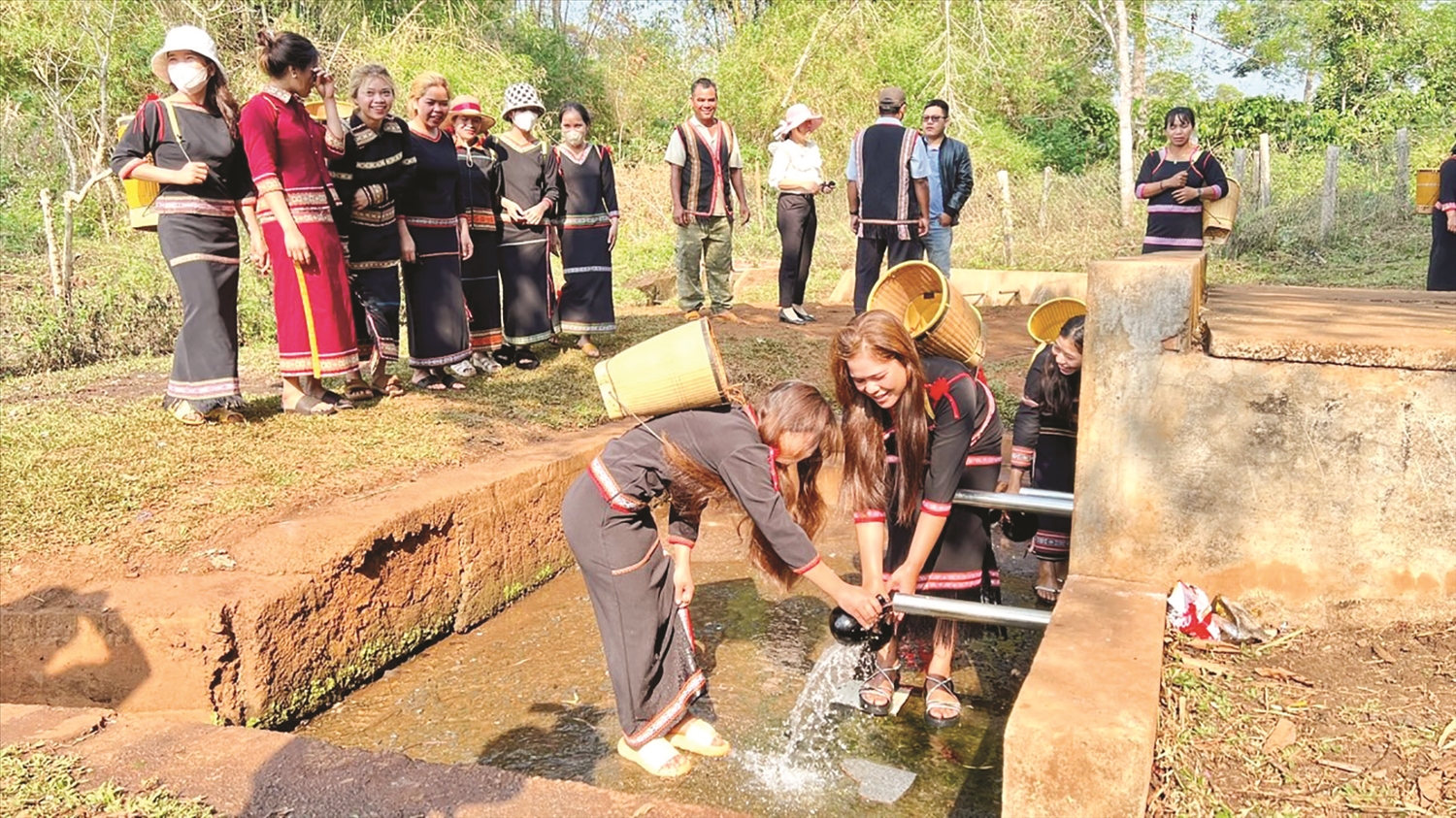 Đồng bào Ba Na chắt chiu, gìn giữ giọt nước sạch để phục vụ sinh hoạt, lễ hội cộng đồng.