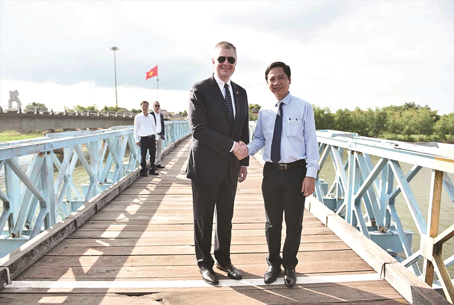 Đại sứ Mỹ tại Việt Nam Daniel J. Kritenbrink bắt tay Phó Chủ tịch UBND tỉnh Quảng Trị Hoàng Nam trên cây cầu lịch sử.