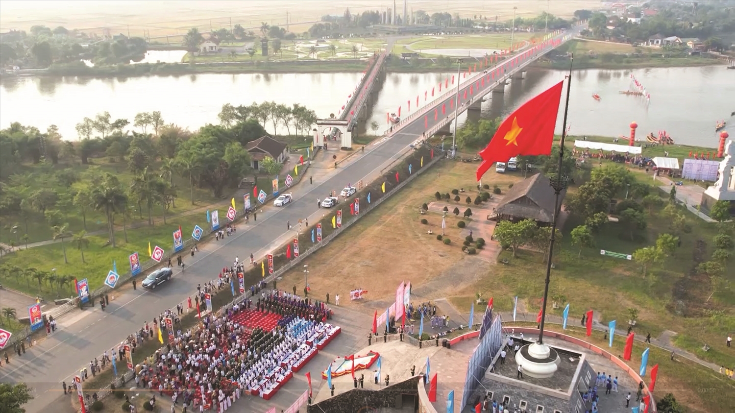 Lễ thượng cờ tại khu di tích lịch sử quốc gia đặc biệt Đôi bờ Hiền Lương – Bến Hải (Quảng Trị)