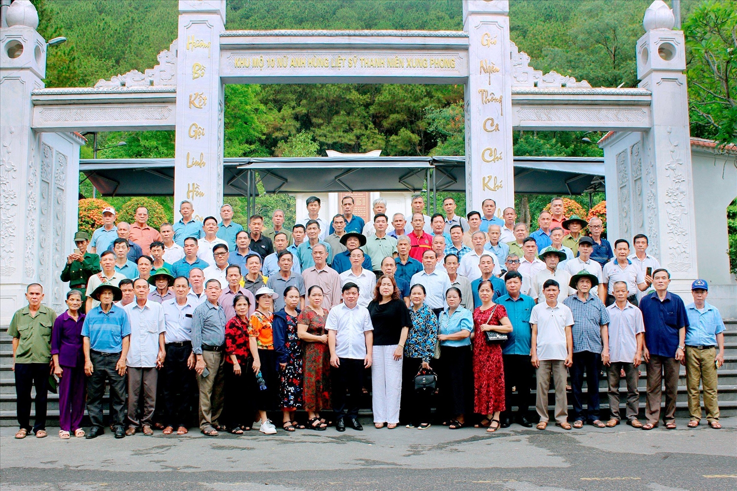 Đoàn chụp ảnh lưu niệm tại Khu Di tích lịch sử Ngã ba Đồng Lộc, tỉnh Hà Tĩnh.