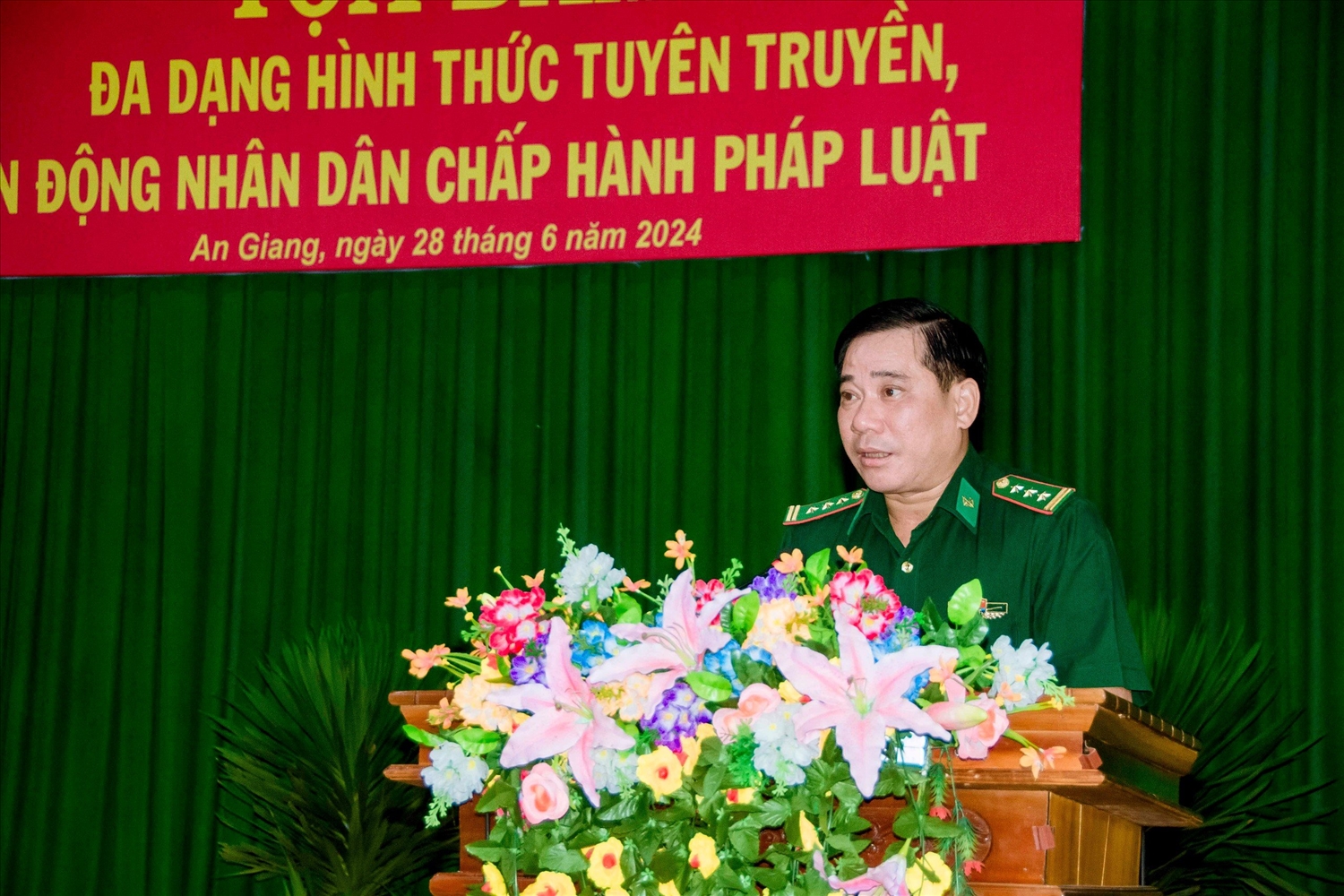 Thượng tá Nguyễn Văn Hiệp, Bí thư Đảng ủy, Chính ủy BĐBP tỉnh An Giang phát biểu tại buổi toạ đàm 
