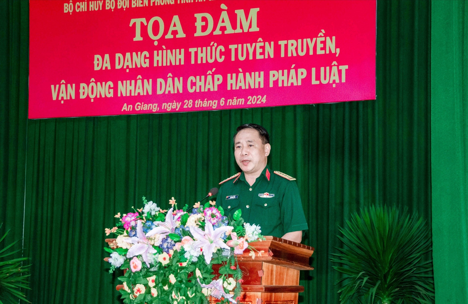 Đại tá Ngô Anh Thu - Phó Tổng biên tập Báo Quân đội Nhân dân phát biểu đề dẫn tại toạ đàm 