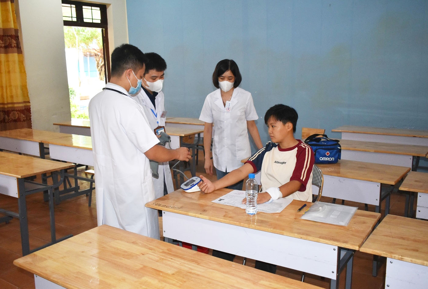 Các nhân viên y tế thăm khám sức khỏe cho em Hoàng Thị Loan trước khi thi