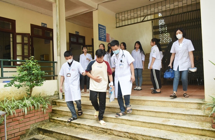 Đội ngũ nhân viên y tế và học sinh tình nguyện (khối 10) luôn sẵn sàng hỗ trợ tại các điểm thi
