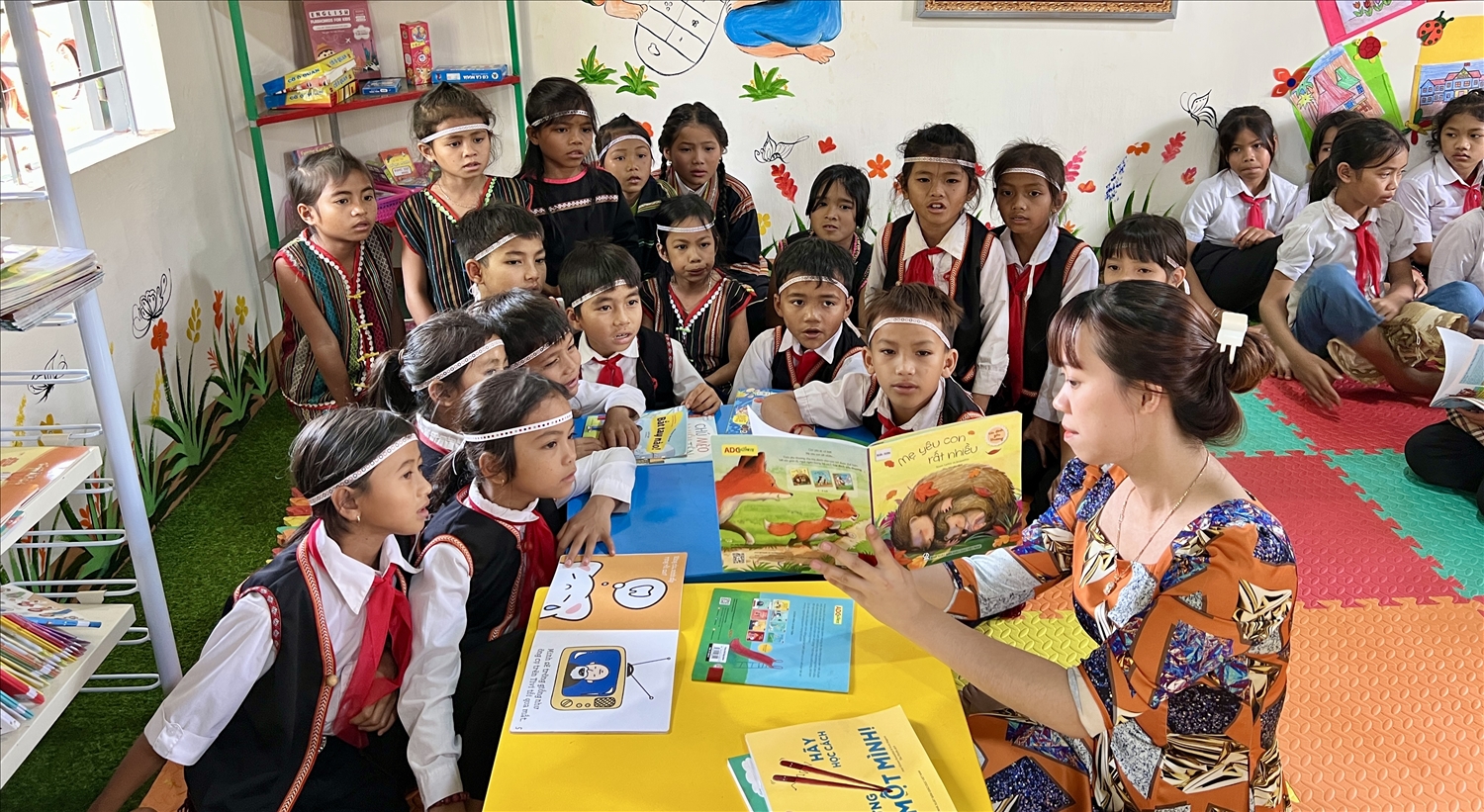 Học sinh Trường Tiểu học Ia Phí, huyện Chư Păh, Gia Lai cùng đọc sách tại thư viện trường