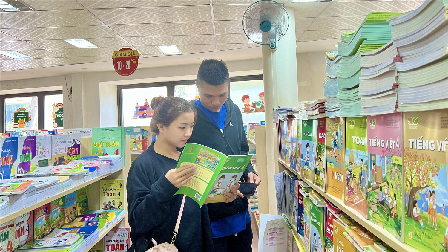 Sách giáo khoa giảm giá giúp phụ huynh, học sinh vùng cao có thể mua sách thuận tiện hơn