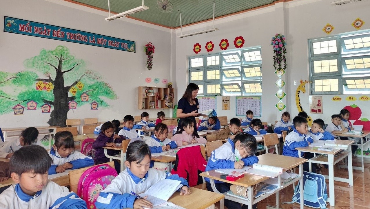 Việc giảm giá SGK nhận được sự ủng hộ của đông đảo phụ huynh, học sinh vùng cao Kon Tum