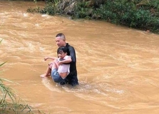 Thanh niên dũng cảm lao xuống dòng nước chảy xiết cứu bé gái. Ảnh: Facebook