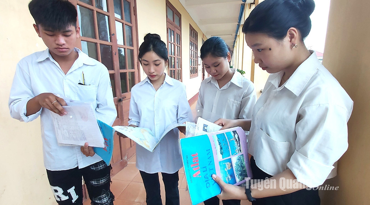 Thí sinh làm thủ tục vào phòng thi tại điểm thi trường THPT Minh Quang, Lâm Bình(Tuyên Quang)