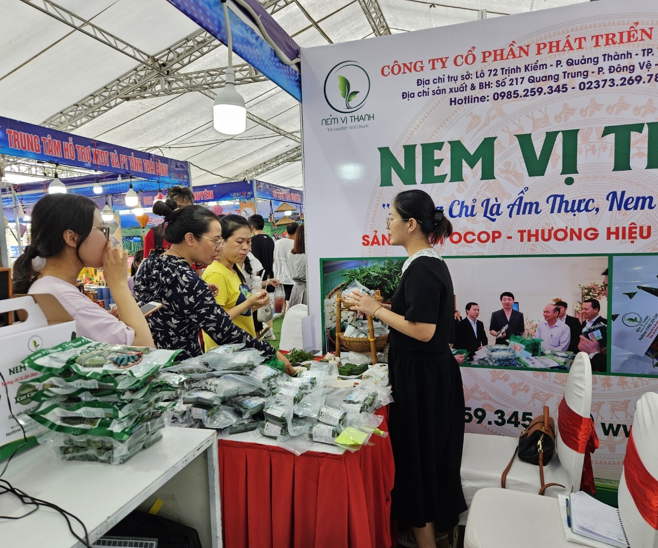 Du khách thỏa sức mua sắm khi có đến với 100 gian hàng đều là các sản phẩm OCOP nổi tiếng xứ Thanh