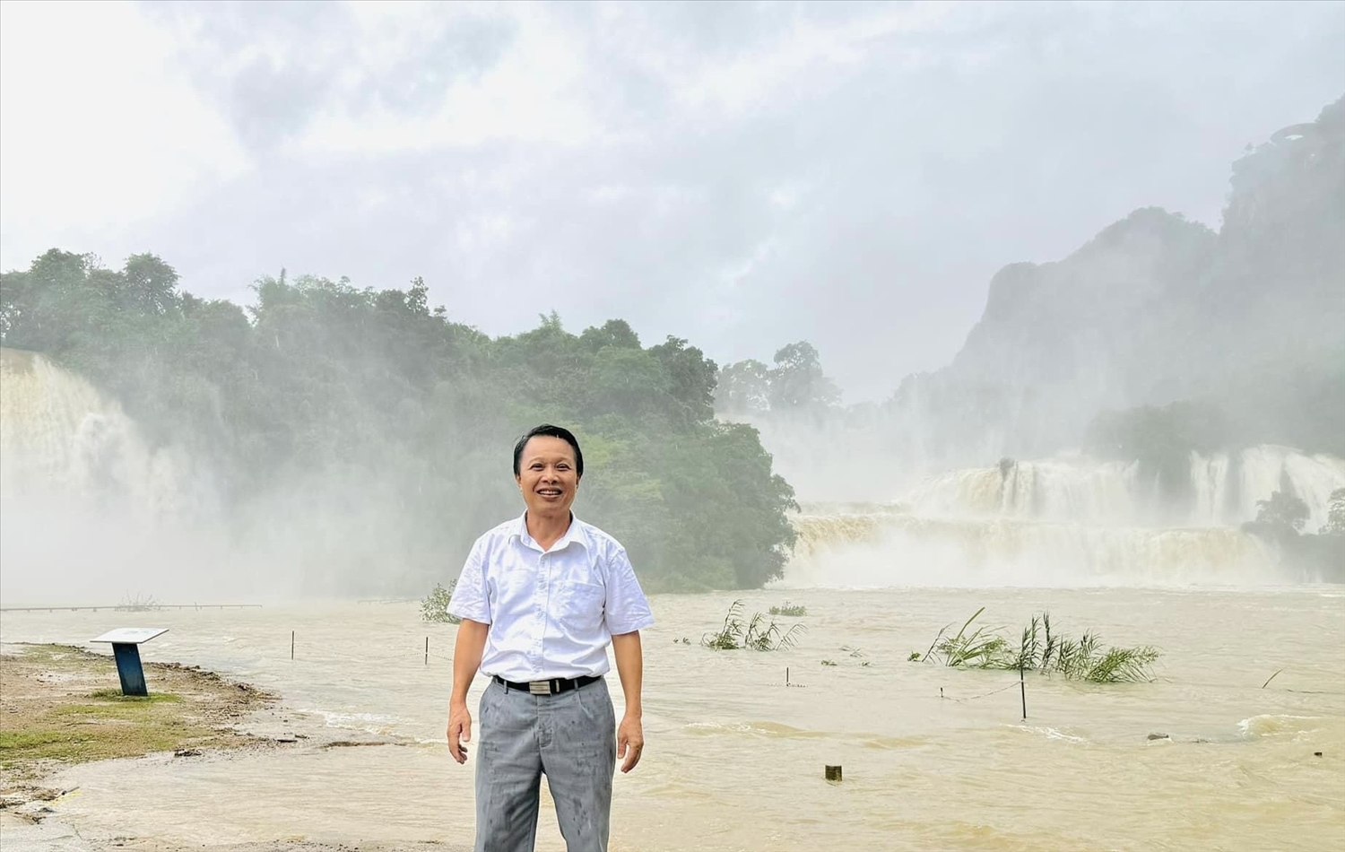 Ông Thạc Hoát chụp ảnh lưu lại khoảnh khắc thăm thác Bản Giốc ngày mưa lũ. 
