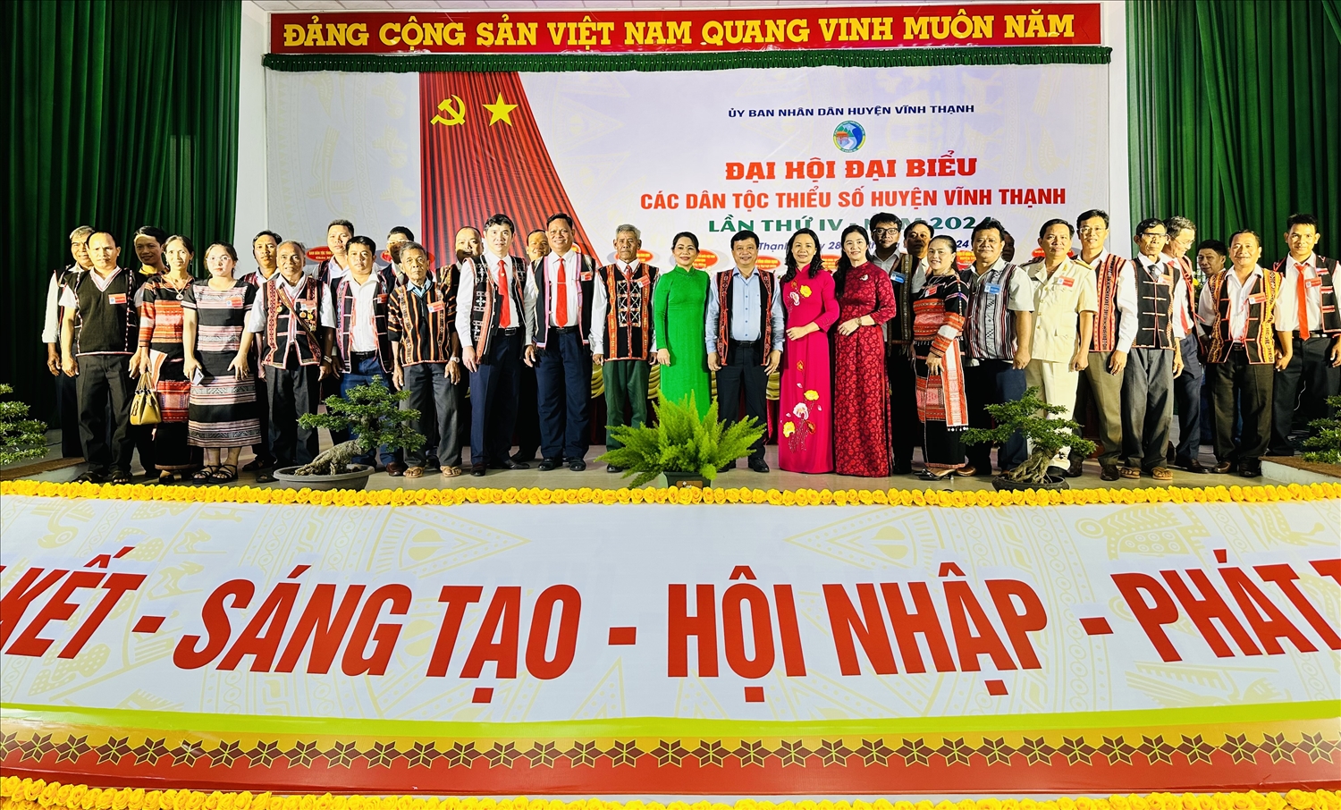 Các đại biểu của tỉnh chụp ảnh lưu niệm cùng với Huyện ủy, UBND huyện và đồng bào các DTTS tại Đại hội