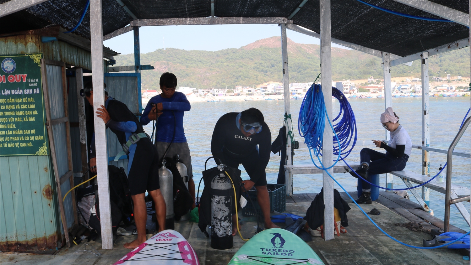Tổ bảo vệ san hô chuẩn bị kỹ càng trước khi lặn vớt rác