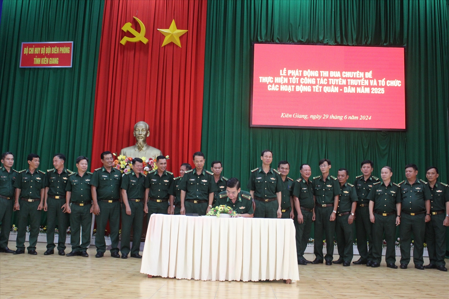 Đại tá Huỳnh Văn Đông, Chính ủy BĐBP tỉnh Kiên Giang ký xác nhận giao ước thi đua của các cơ quan, đơn vị trong lực lượng 
