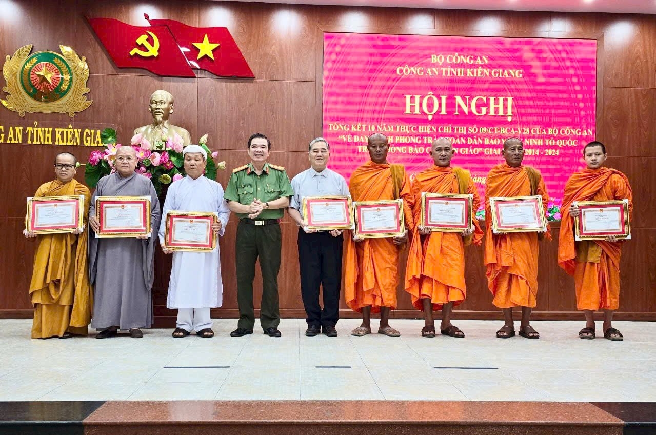 Đại diện tập thể các tôn giáo nhận Giấy khen của Giám đốc Công an tỉnh Kiên Giang