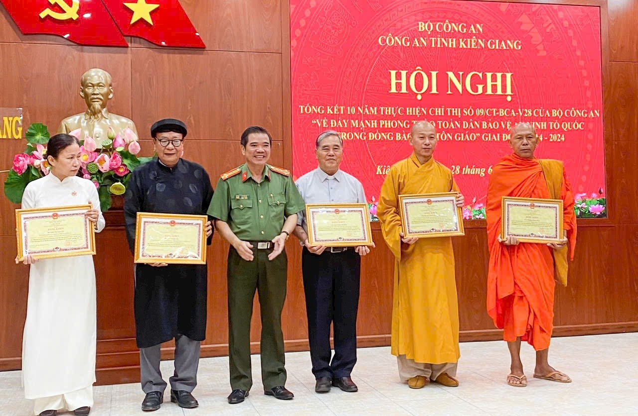 Đại tá Lê Văn Quý, Phó Giám đốc Công an tỉnh Kiên Giang trao Giấy khen cho các vị chức sắc tôn giáo 