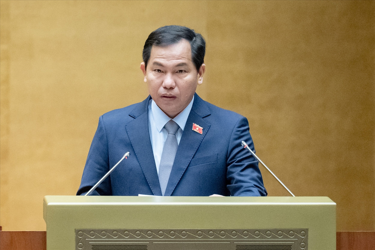 Chủ nhiệm Ủy ban Tài chính, Ngân sách của Quốc hội Lê Quang Mạnh trình bày Báo cáo
