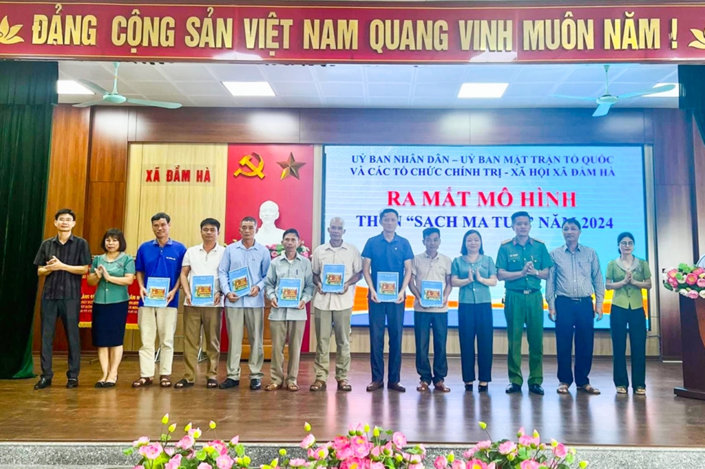 Đại diện các thôn của xã Đầm Hà (huyện Đầm Hà) ra mắt mô hình Thôn sạch ma túy năm 2024